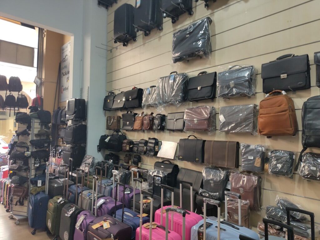 Το κατάστημα Mr. Bag στη Ναυαρίνου, Πειραιάς Τσάντες και βαλίτσες στο κατάστημα mr. Bag